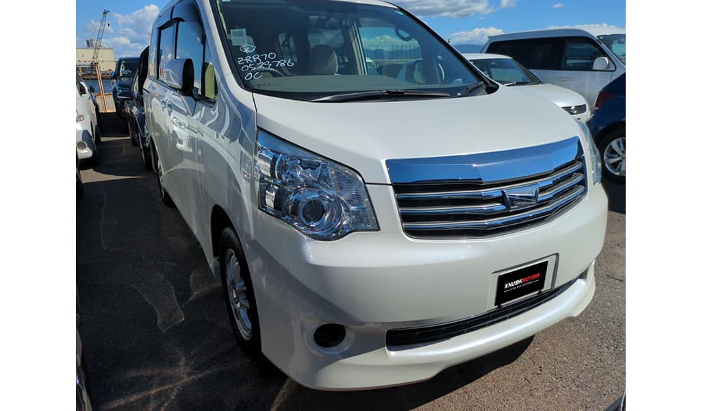2012 Toyota Noah image-1