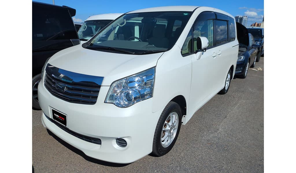 2012 Toyota Noah image-2