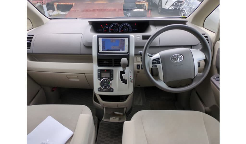2012 Toyota Noah image-5