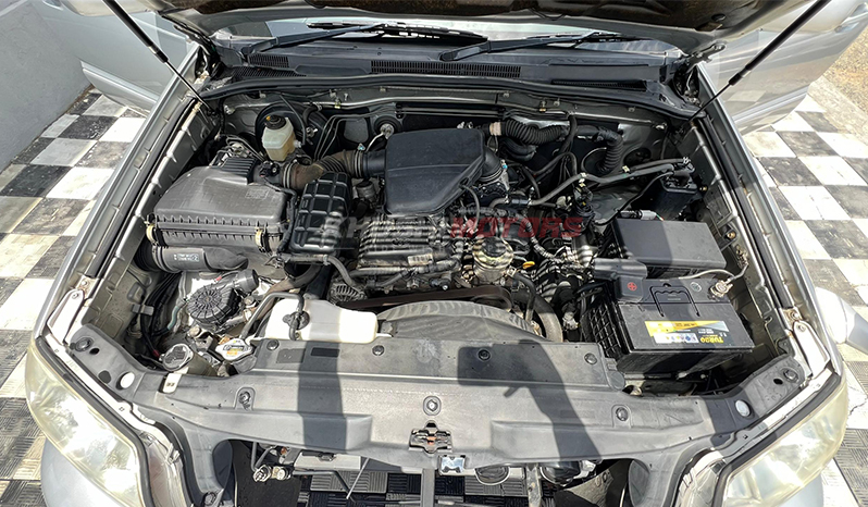 2004 Toyota Hilux Surf image-12