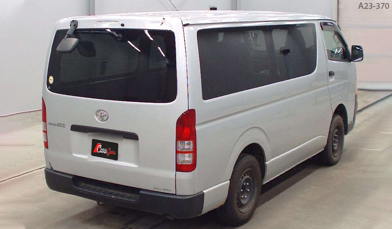 2005 Toyota Regius Ace image-3