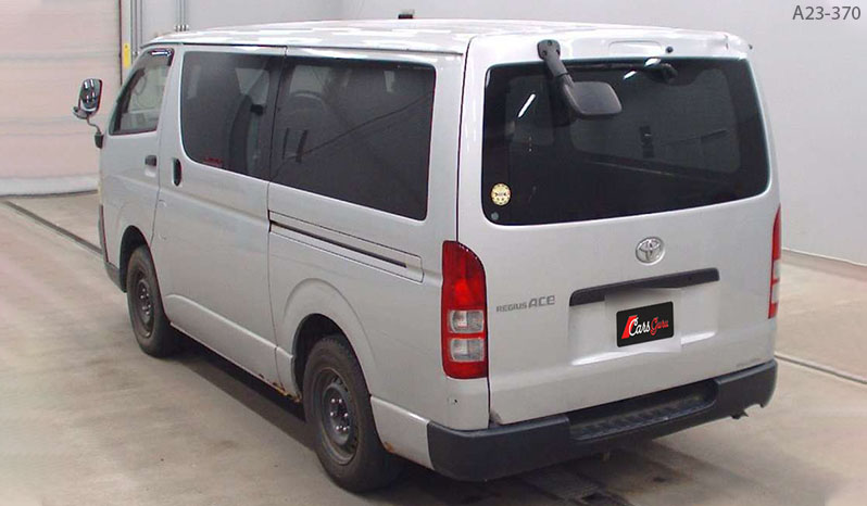 2005 Toyota Regius Ace image-6