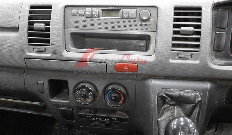 2005 Toyota Regius Ace image-9