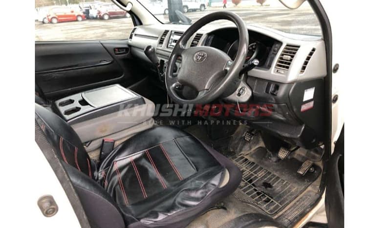 2011 Toyota Hiace image-4