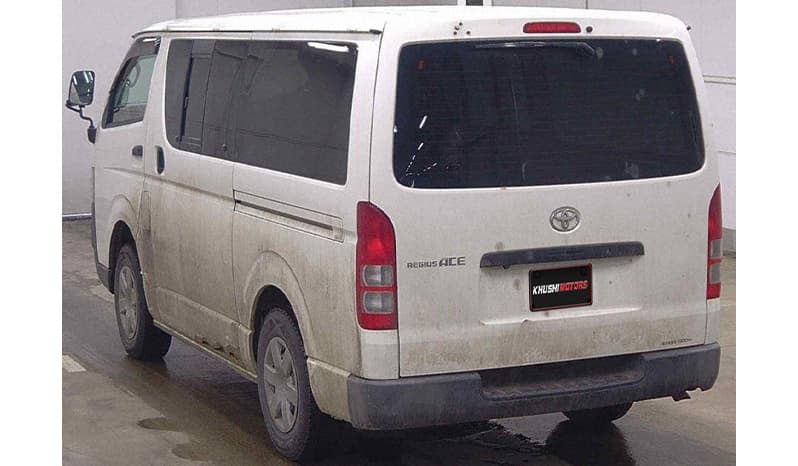2011 Toyota Hiace image-4
