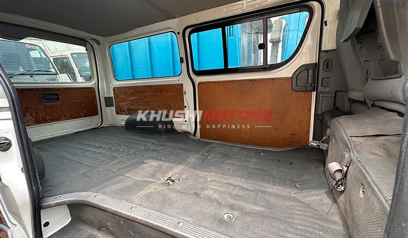 2011 Toyota Hiace image-13