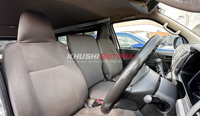2011 Toyota Hiace image-9