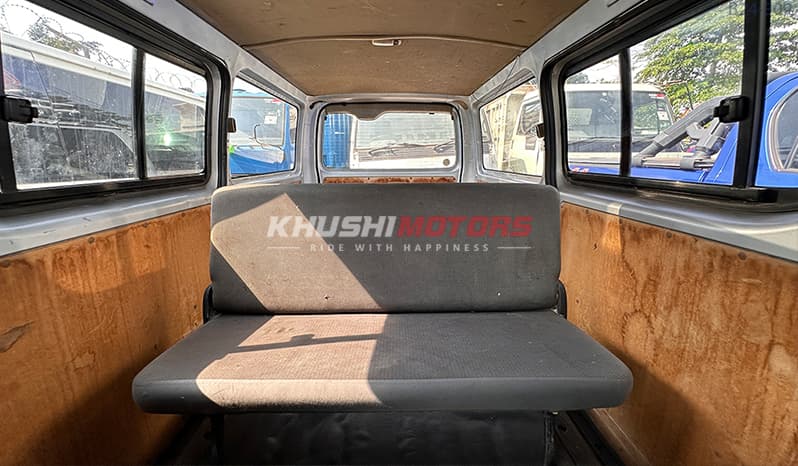 2011 Toyota Hiace image-12