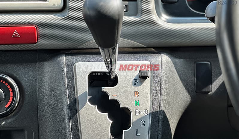 2011 Toyota Hiace image-13