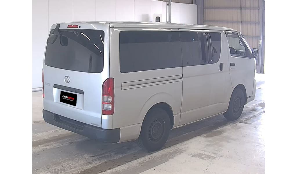 2010 Toyota Hiace image-5