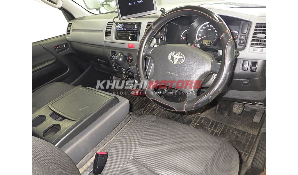 2010 Toyota Hiace image-6