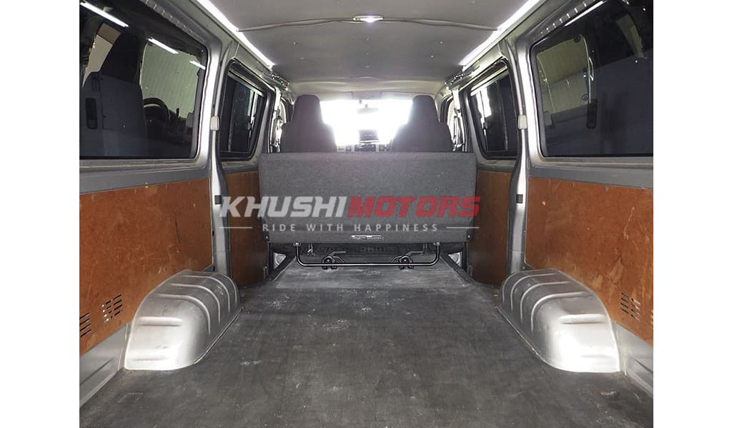 2010 Toyota Hiace image-7