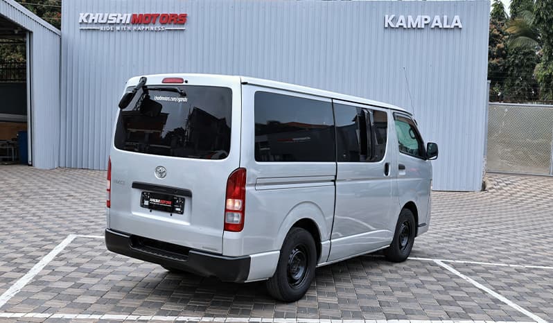 2010 Toyota Hiace image-11