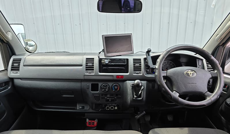 2010 Toyota Hiace image-12