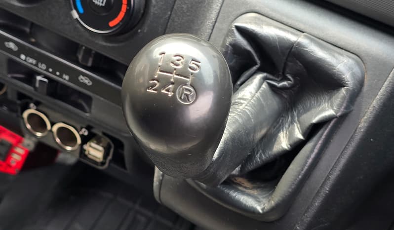2010 Toyota Hiace image-14