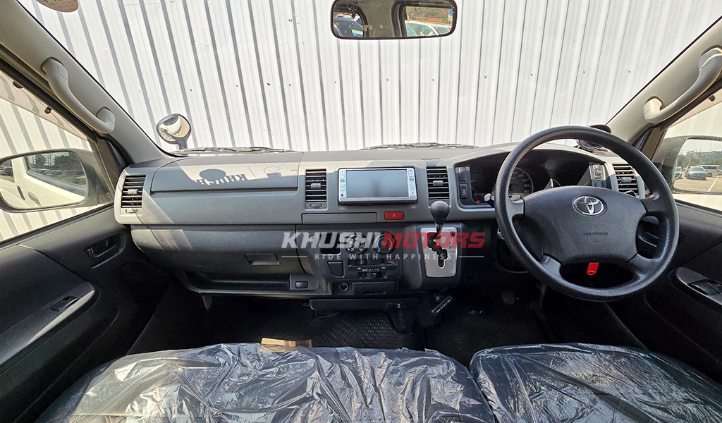 2012 Toyota Hiace image-12