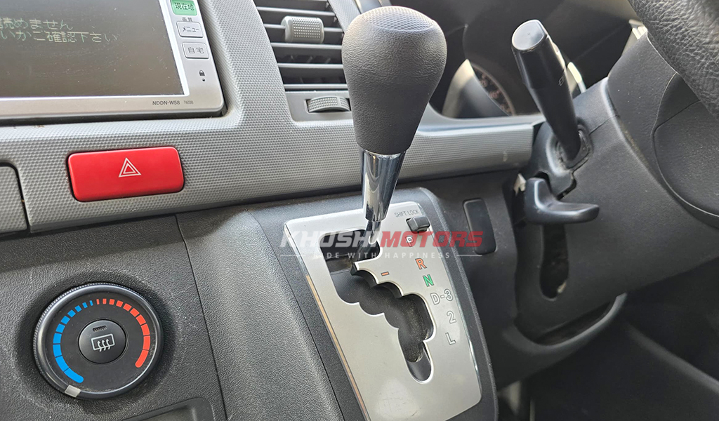 2012 Toyota Hiace image-13