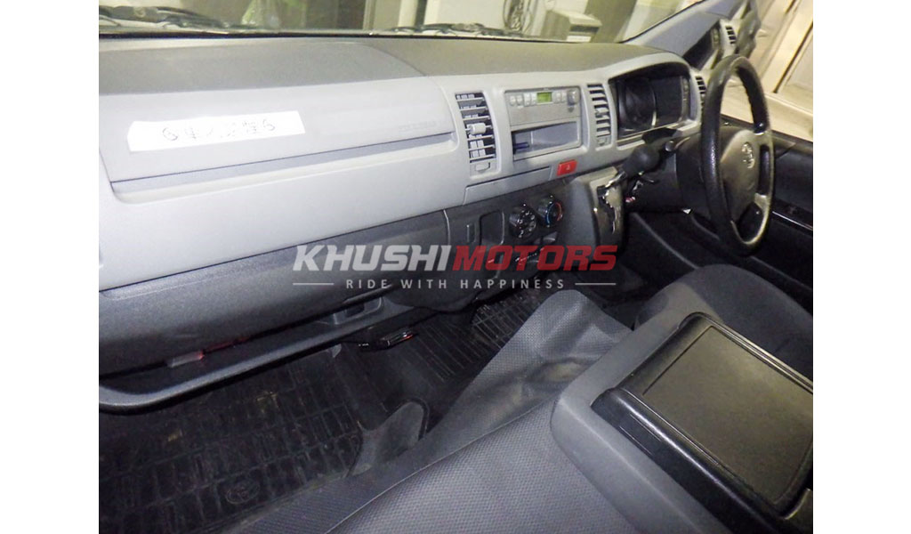 2012 Toyota Hiace image-4