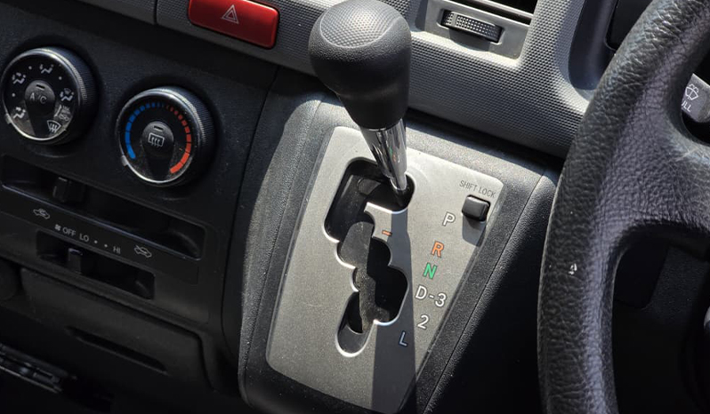 2012 Toyota Hiace image-12