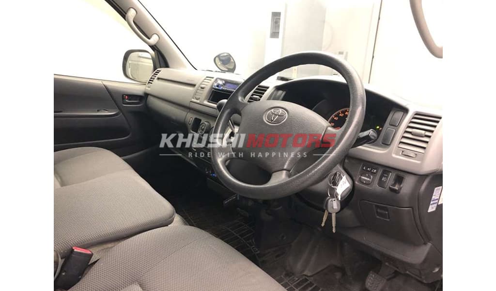 2012 Toyota Hiace image-6