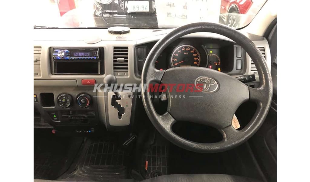 2012 Toyota Hiace image-7