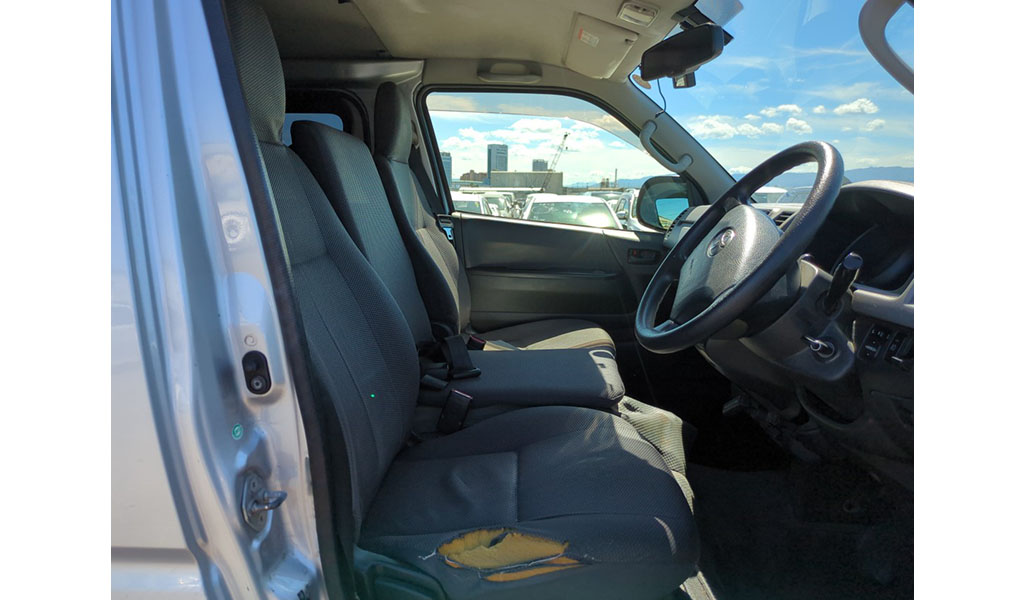 2012 Toyota Hiace image-6