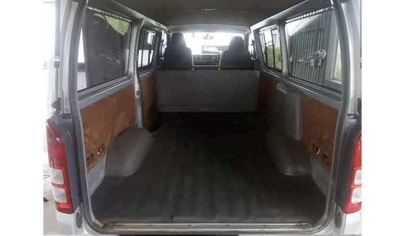 2010 Toyota Hiace image-4