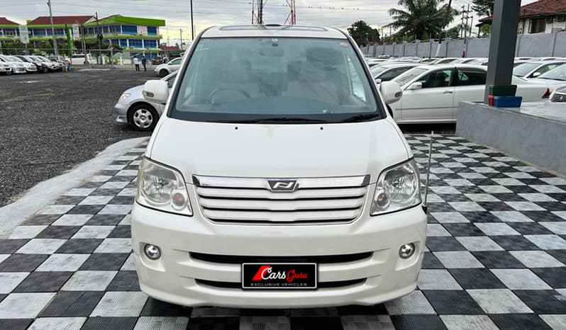 2002 Toyota Noah image-1