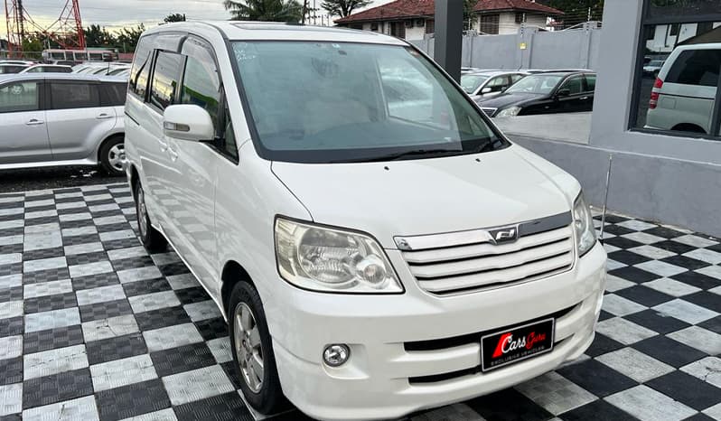 2002 Toyota Noah image-2