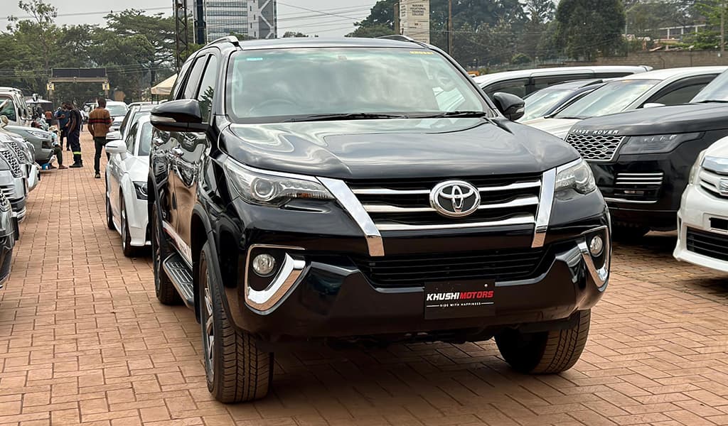 2015 Toyota Fortuner image-1