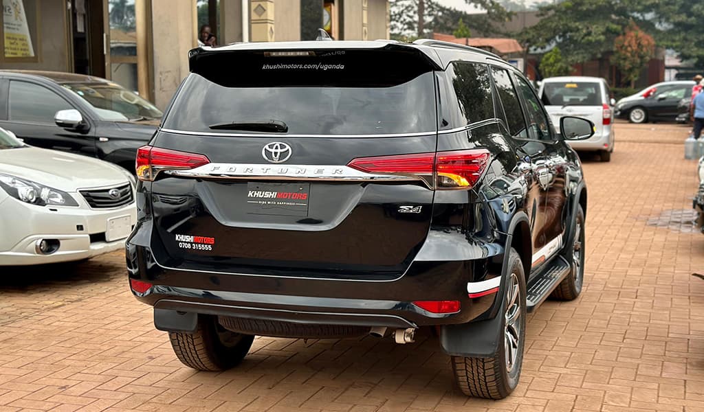 2015 Toyota Fortuner image-5