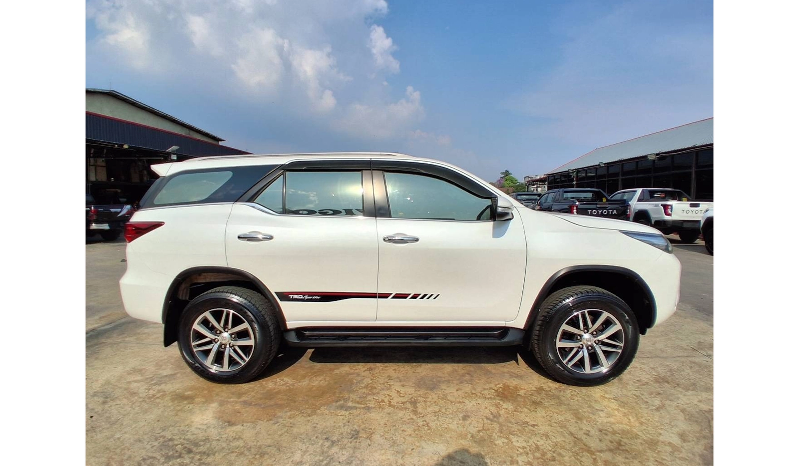 2017 Toyota Fortuner image-5