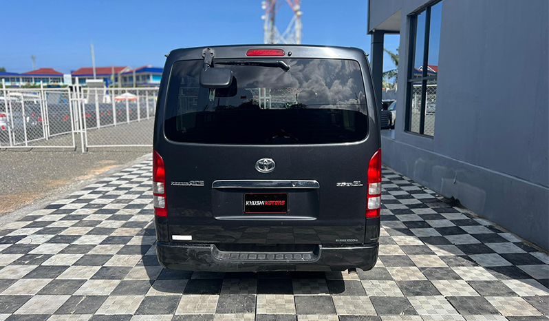 2006 Toyota Hiace image-12