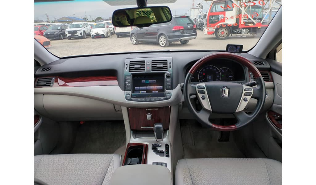 2012 Toyota Crown image-5