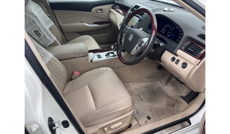2010 Toyota Crown image-3