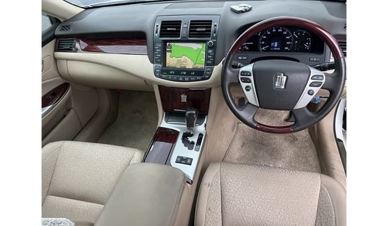 2010 Toyota Crown image-4
