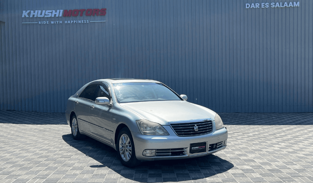 2004 Toyota Crown Royal Saloon image-1
