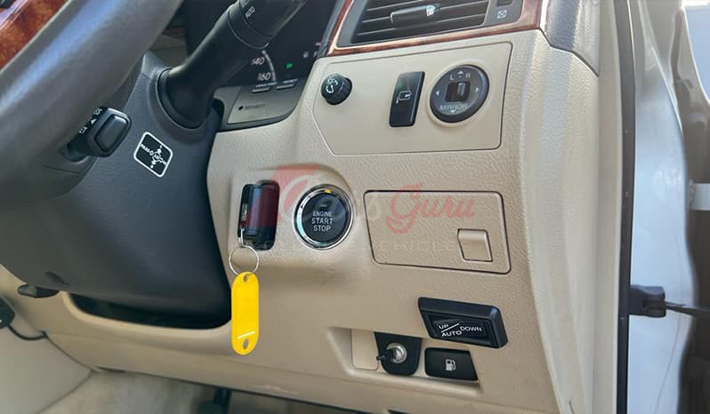 2004 Toyota Crown Royal Saloon image-9