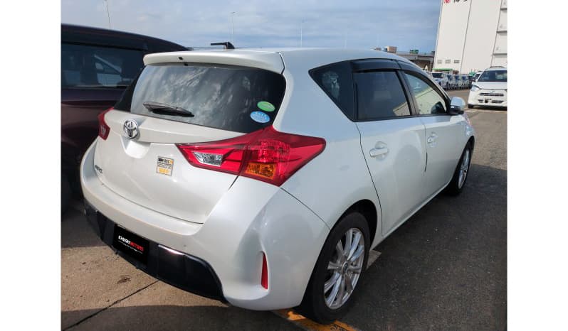 2012 Toyota Auris image-4