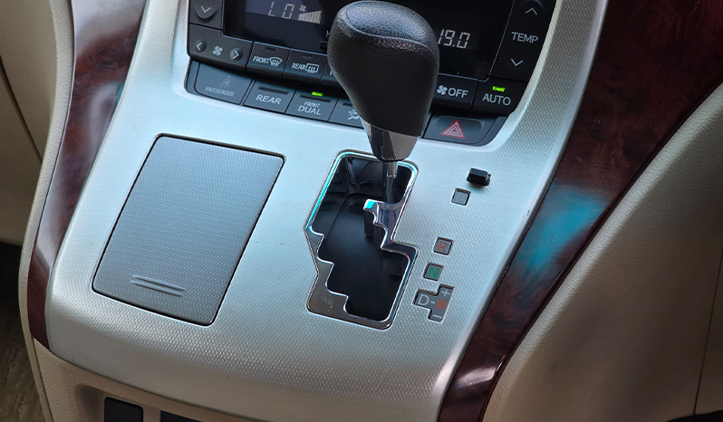 2010 Toyota Alphard image-16