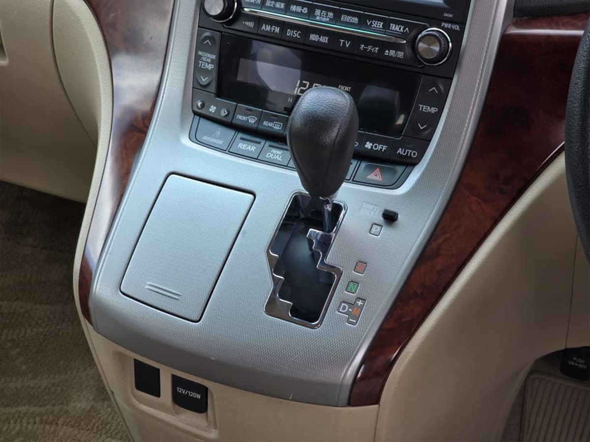 2010 Toyota Alphard image-13
