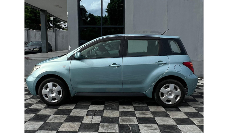 2004 Toyota IST image-13