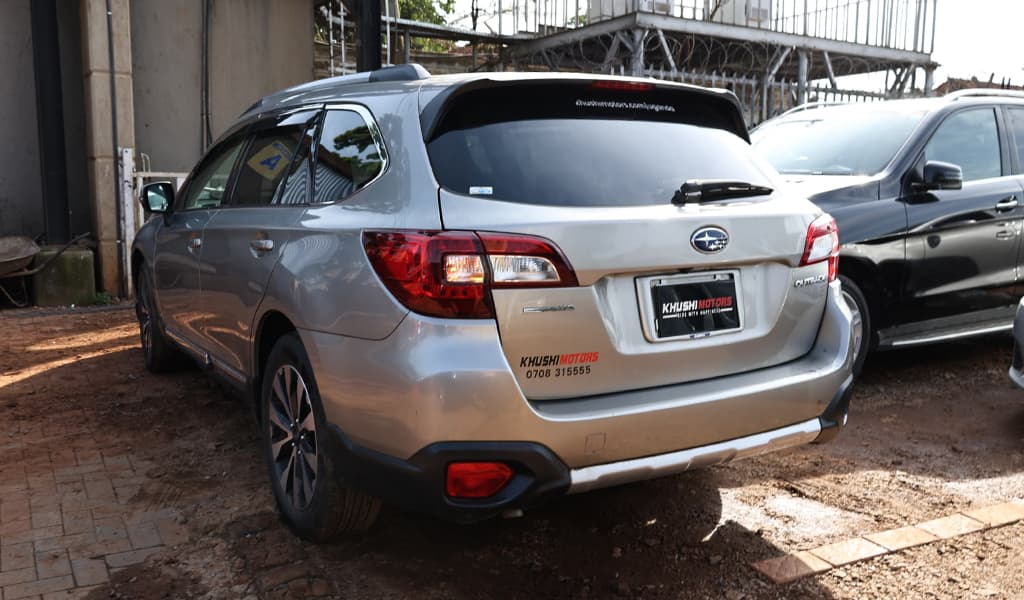 2016 Subaru Outback image-13