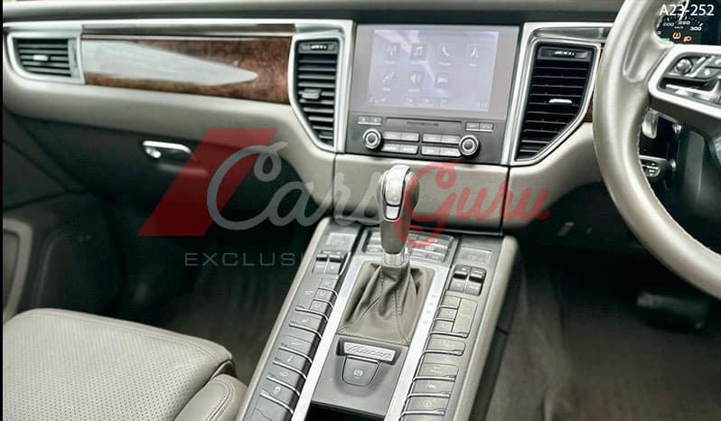 2016 Porsche Macan image-2