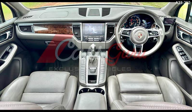 2016 Porsche Macan image-9