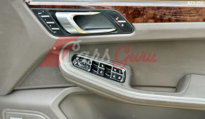 2016 Porsche Macan image-11