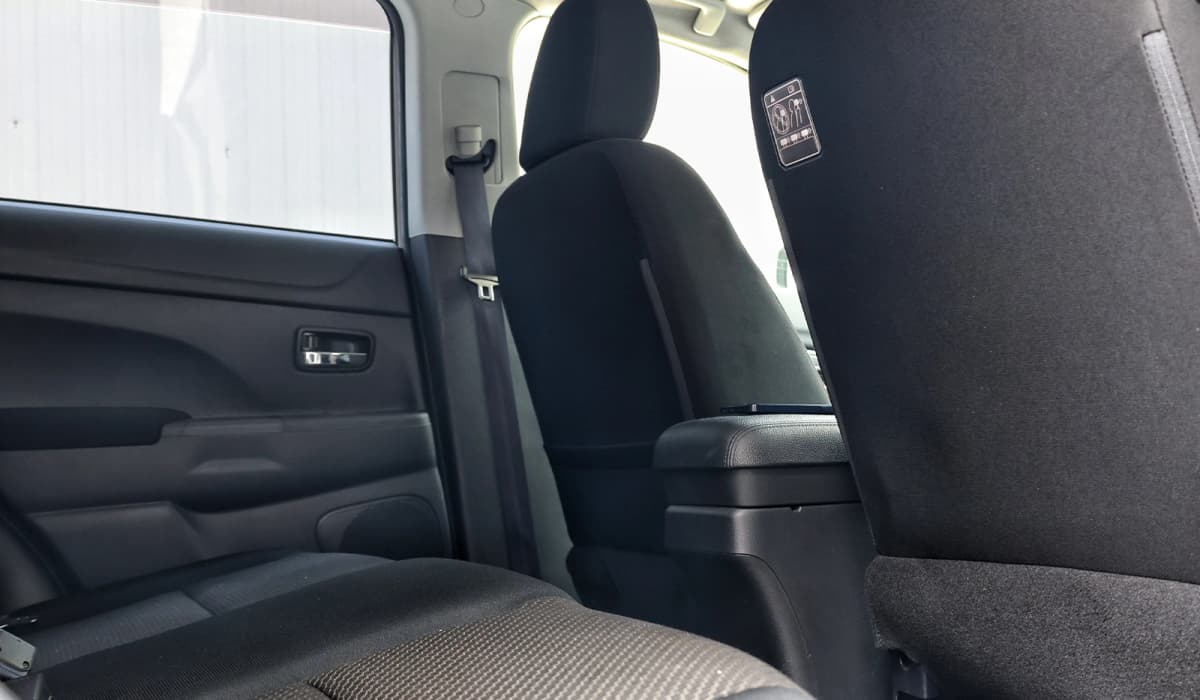 2019 Mitsubishi Rvr M image-13