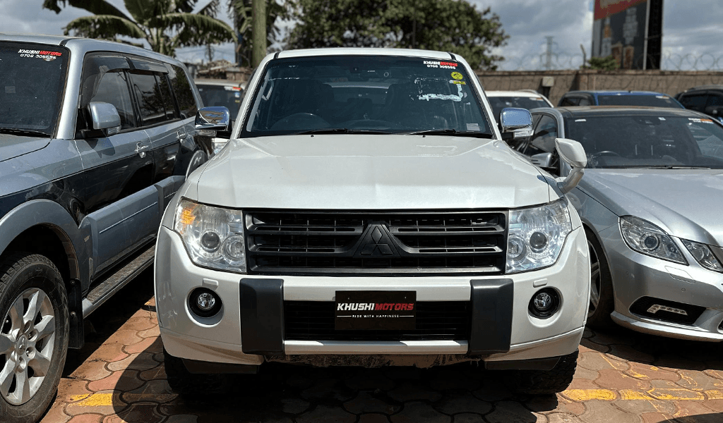 2011 Mitsubishi Pajero image-1