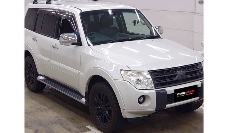 2011 Mitsubishi Pajero image-2