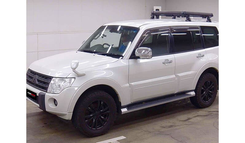 2011 Mitsubishi Pajero image-3